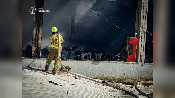 Авіація ДСНС скидами води загасила пожежі від атаки БПЛА на Київщині Рятувальники ДСНС гасять пожежу на логістичному об'єкті у Броварському районі після російського удару