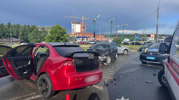 Суд заочно арештував екснардепа від Партії Регіонів за відмивання 9 ділянок під Києвом Наслідки ДТП в Ірпені: зіткнення Mitsubishi і Kia на вулиці Університетській, троє дітей госпіталізовано