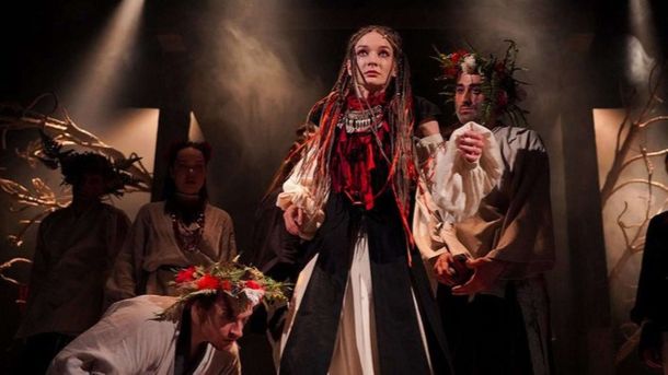 Київські театри підняли ціни на квитки: де та на скільки подорожчало Сцена з театральної вистави з акторами в національних костюмах