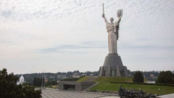 «Не мовчи, полон вбиває»: у Києві відбулася традиційна недільна акція підтримки Меморіальний комплекс музею. Фото: Національний музей історії України у Другій світовій війні