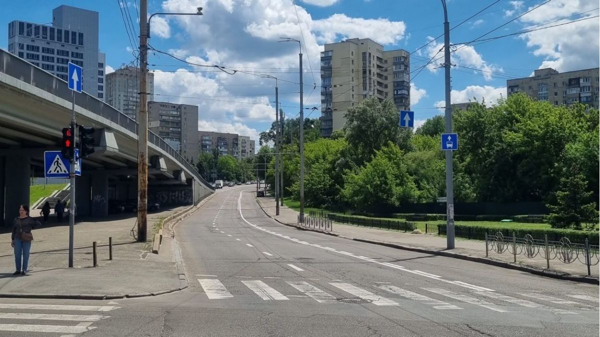 На проспекті Науки оновили смугу для транспорту: торік її нанесли за застарілою схемою На проспекті Науки оновили смугу для транспорту: торік її нанесли за застарілою схемою