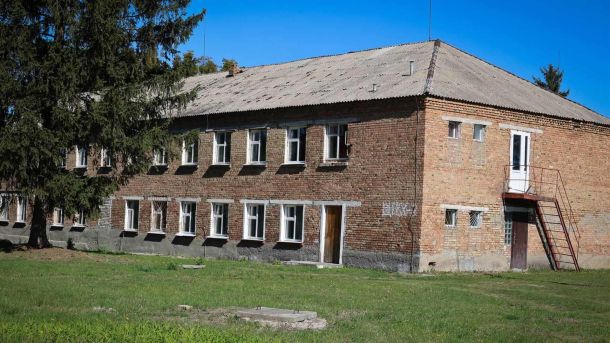72-річний майстер із Стамбула реставрує годинники 58 років — почав у 14 Стара будівля пансіонату з цегли
