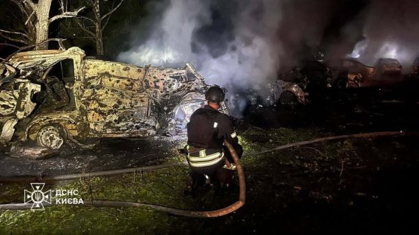 Безкоштовна стоматологія в Києві: де лікуватися за держкоштом Рятувальник ДСНС гасить згорілі автомобілі вночі після балістичного удару по Києву