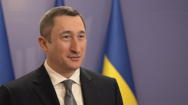 18 листопада в Україні діятимуть відключення світла до 4 черг Олексій Чернишов на тлі українського прапора