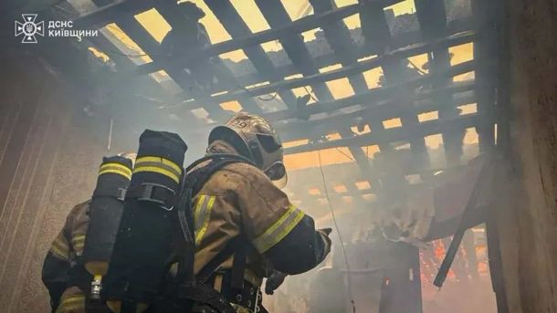 Жив із кулею в серці три роки в полоні: в Києві прооперували захисника «Азовсталі» Рятувальник ДСНС Київщини у захисному спорядженні гасить пожежу в задимленому приміщенні після атаки на Вишневе 6 липня