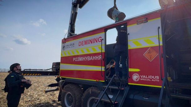 Піротехніки ДСНС вилучили 2 бойові частини ракети Х-101 на Тетіївщині Піротехніки ДСНС вилучили 2 бойові частини ракети Х-101 на Т