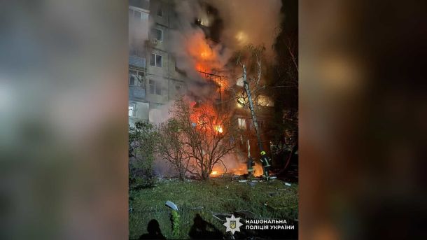 Жінка загинула внаслідок удару дронами у Вишгородському р-ні Пошкоджена дроном дев'ятиповерхівка у Дніпровському р-ні Києва — вночі сталась пожежа з 1 по 5 поверхи, постраждало вісім людей