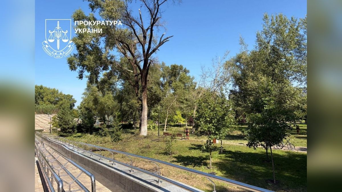 Дворічна дівчинка померла після поранення від БпЛА на Оболоні (оновлено) Парк на Оболоні у Києві, де дворічна дівчинка загинула від уламків БпЛА під час денної атаки Росії