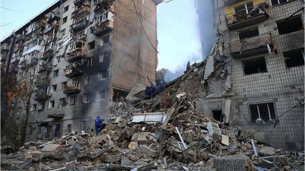 Як діяти під час повітряної тривоги: киянам нагадали основні правила безпеки Зруйнований внаслідок атаки РФ будинок