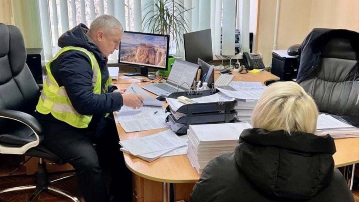 Посадовиця завдала місту збитків на 450 тисяч через закупівлю асфальту за завищеними цінами Поліцейський і підозрювана