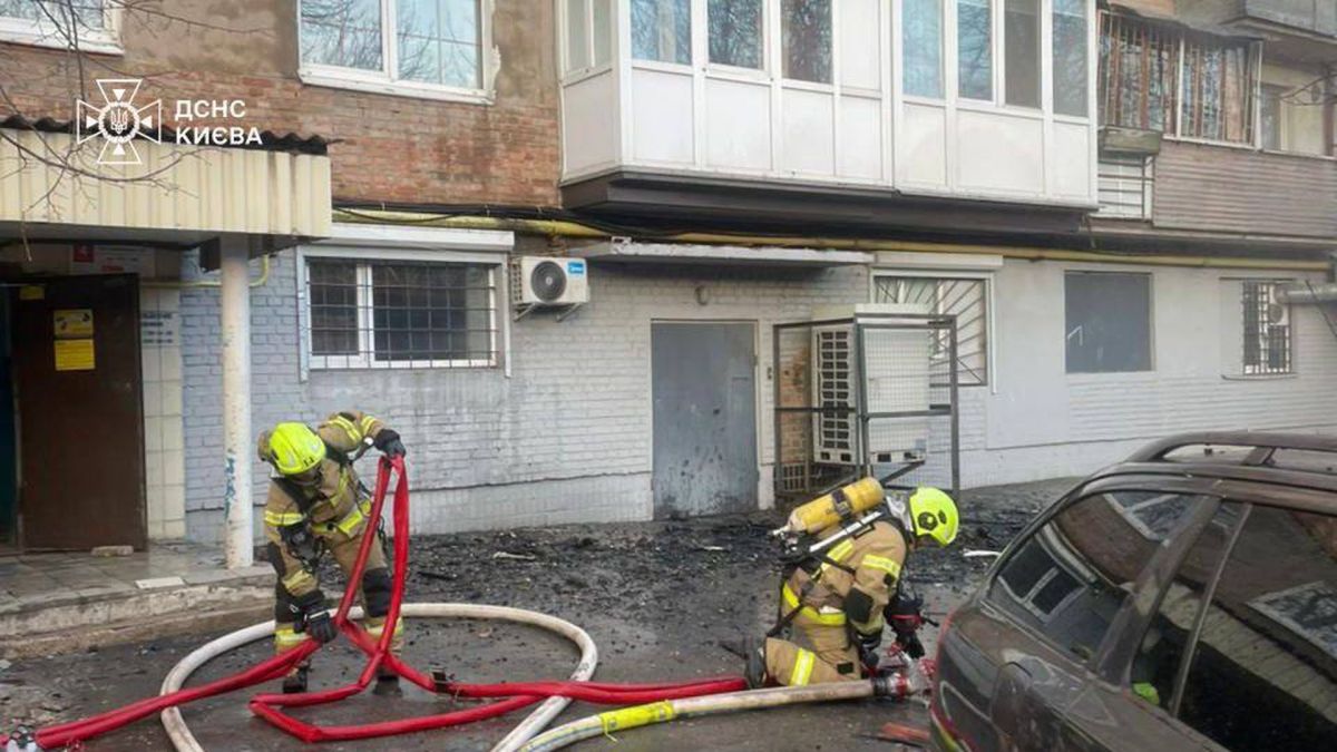 Пожежа на Кирилівській у Подільському р-ні: 50 кв. м, гасили без гідрантів Рятувальники ДСНС ліквідують пожежу у житловій багатоповерхівці на Кирилівській у Подільському районі Києва