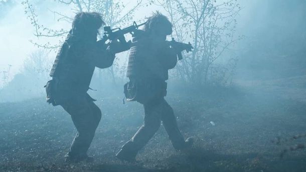 За добу РФ втратила 890 солдатів — Генштаб Два бійці ЗСУ ідуть по лісу в зимовий час зі зброєю