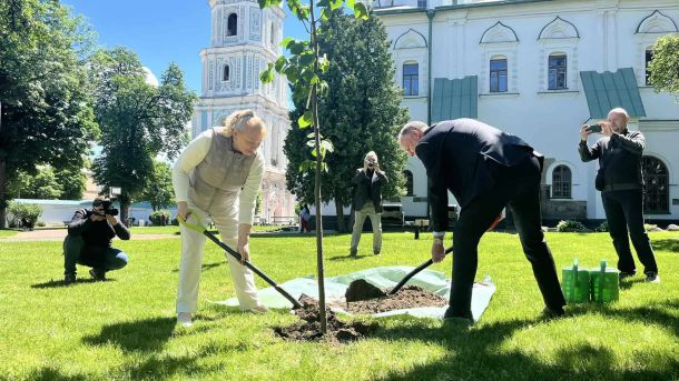 Благодійна фотовиставка «Яструби» у Софії Київській відкриється 5 червня Посол Швеції Мартін Оберг та директорка «Софії Київської» Неля Куковальська висаджують липу на Алеї київських князівен на честь Інгігерди — 1 червня 2026 року