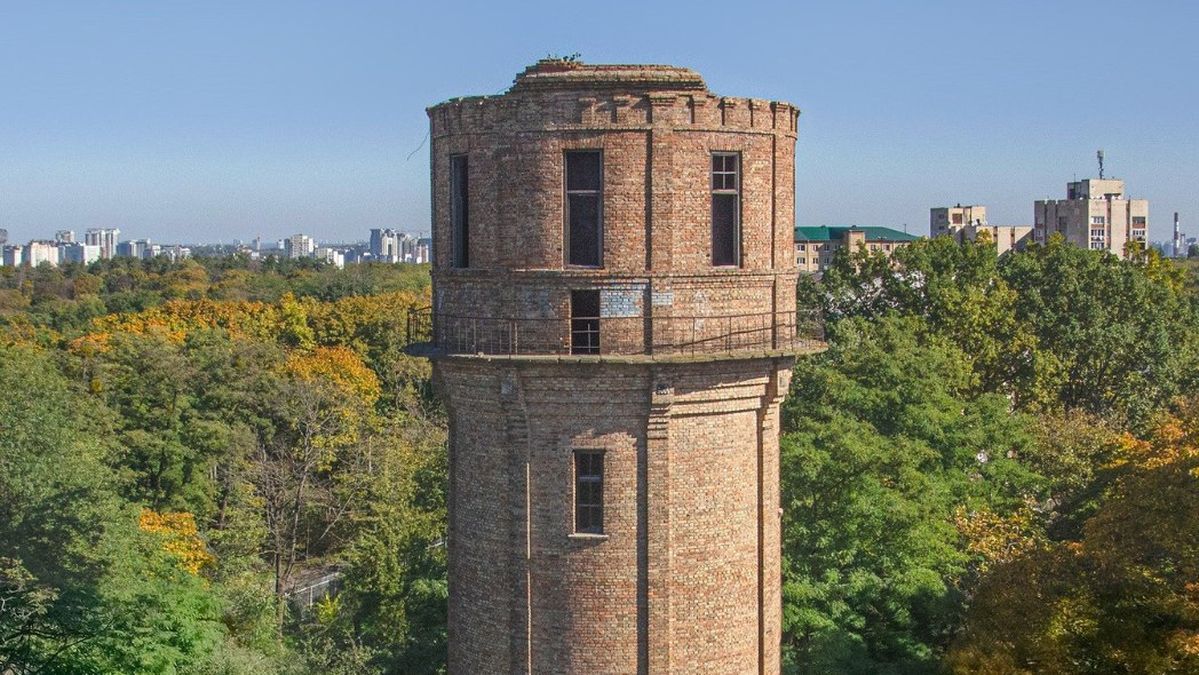У Києві прокуратура зберегла від забудови землю з водонапірною вежею, що є об'єктом культурної спадщини Стара цегляна водонапірна вежа серед зелених дерев у Києві