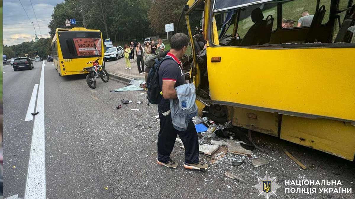 ДТП на Теліги: маршрутка врізалася в автобус, постраждали двоє людей ДТП на Теліги: маршрутка врізалася в автобус, постраждали двоє людей