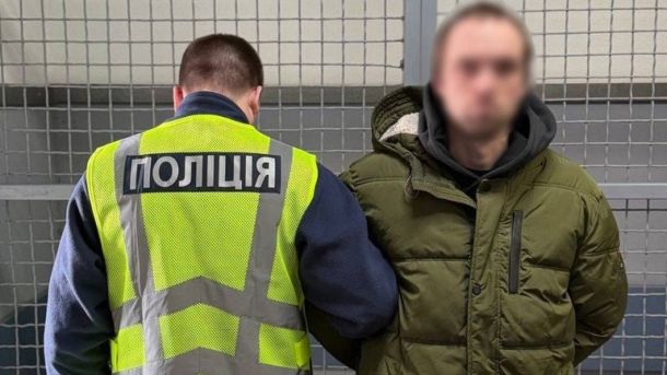 Наркотики у футлярі з-під окулярів: у Києві патрульні затримали 2 особи Поліція оголосила про підозру чоловіку, який пограбував жінк
