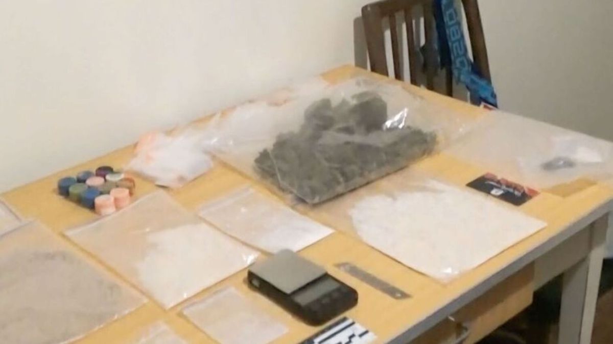 Дев'ять років за доставку: киянина засудили за спробу відправити наркотики кур'єром Наркотичні речовини розкладені на столі під час затримання підозрюваного у їхньому розповсюдженні