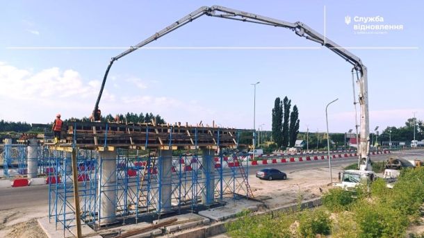 У Києві вже працює понад 500 сонячних електростанцій: енергосистема стає стійкішою Будівельні роботи на мосту у Києві, зварювальні роботи та монтажні роботи для ремонту або реконструкції інфраструктури.