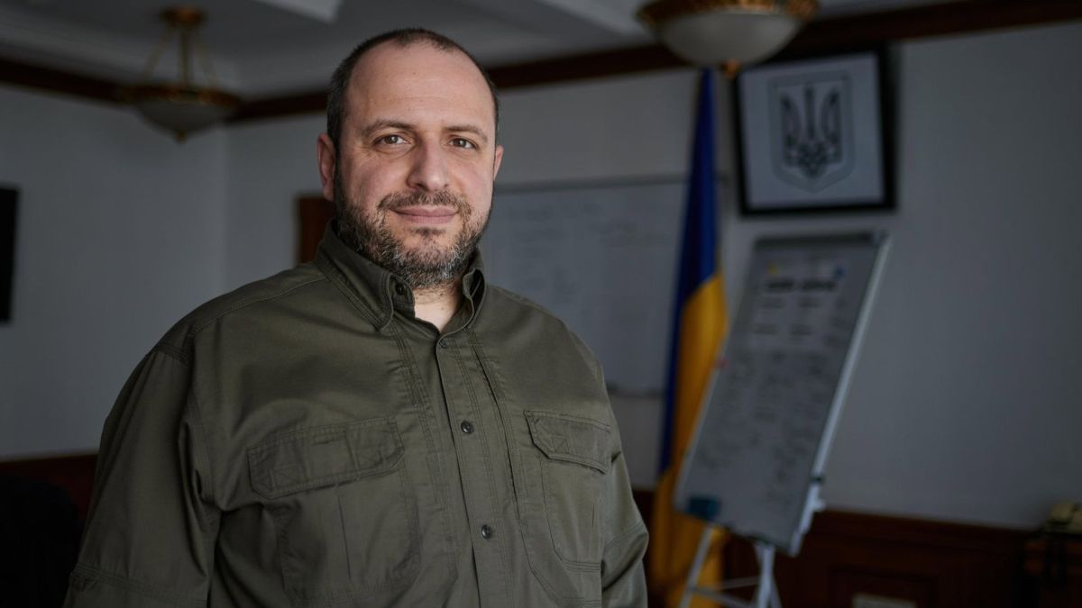 Рустем Умєров повернеться до Києва 20 листопада: чутки спростував Рустем Умеров на тлі українського прапора