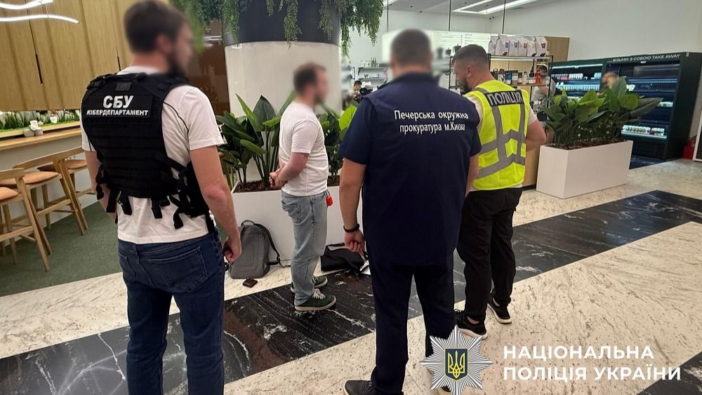 У Києві затримали юриста, який за 34 тисячі євро обіцяв переправити чоловіків за кордон На фото працівники правоохоронних органів Києва, які проводять перевірку або слідчі дії у громадському місці з людьми. Заметна присутність поліційних та співробітників прокуратури, ймовірно, у зв'язку з інцидентом або розслідуванням.