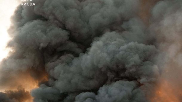 У Києві одночасно спалахнули пожежі у двох районах: 5 поранених Густий чорний дим з осередками полум'я піднімається над місцем ракетного удару по Києву