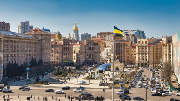 Штаби допомоги у 6 районах Києва: виплати до 40 тисяч грн постраждалим Прапор України на Майдані Незалежності в Києві