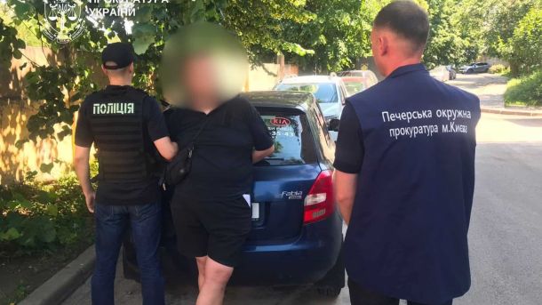 Кияни отримали по 9 років за продаж фальшивих доларів із Туреччини Чоловік передає гроші посереднику, якого затримала поліція за шахрайство з військовим обліком у Києві на суму $30 000