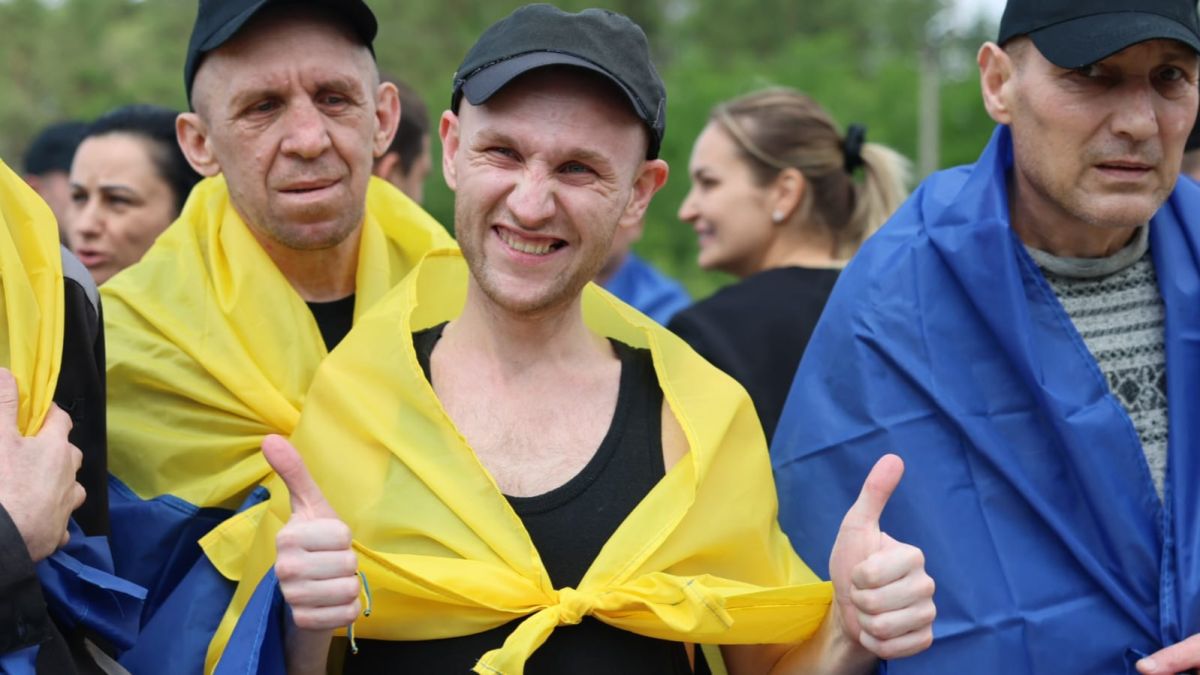 В Україну повернулися важкопоранені військовополонені, серед них — оборонці Маріуполя В Україну повернулися важкопоранені військовополонені, серед них — оборонці Маріуполя