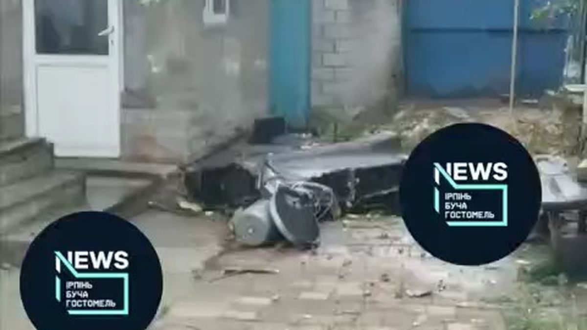У селі Озера під Гостомелем «Шахед» упав на подвір’я, але не вибухнув (відео) Російський дрон лежить на землі