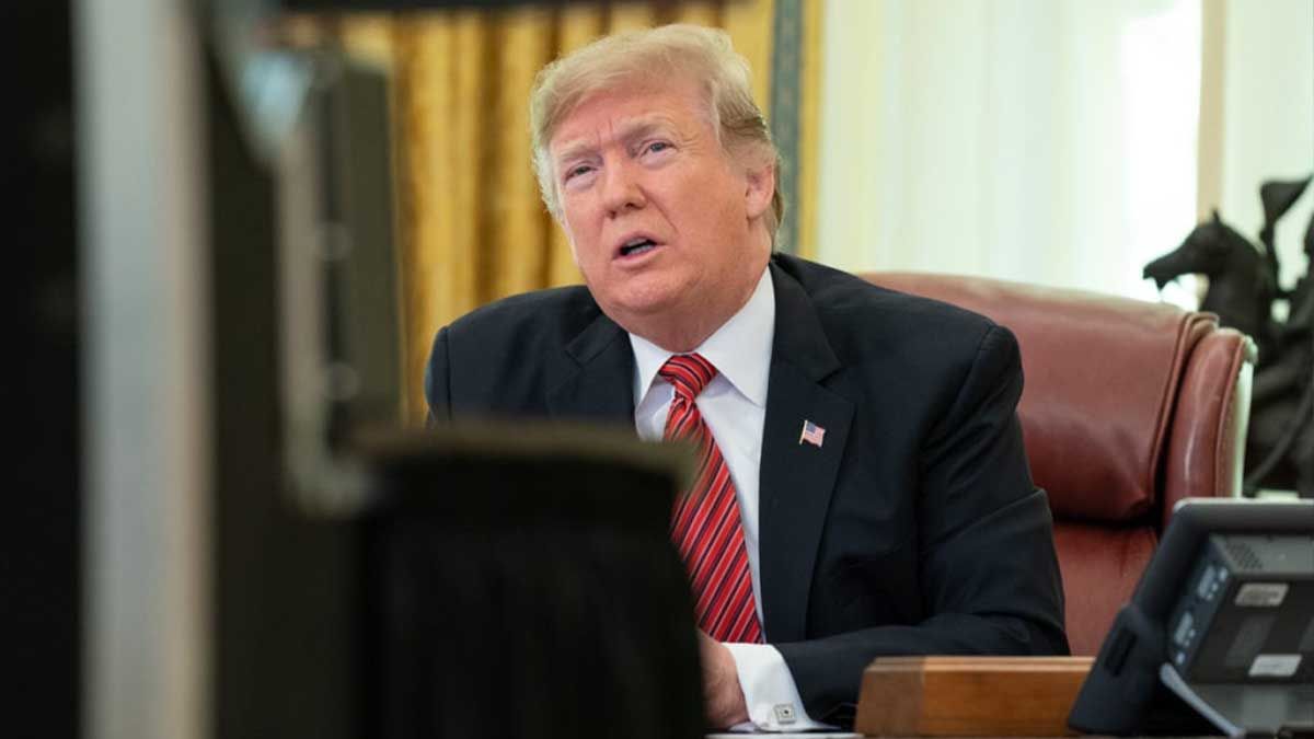 Bloomberg: Атака Трампа на закони ЄС: свобода слова чи захист Big Tech? a man in a suit and tie