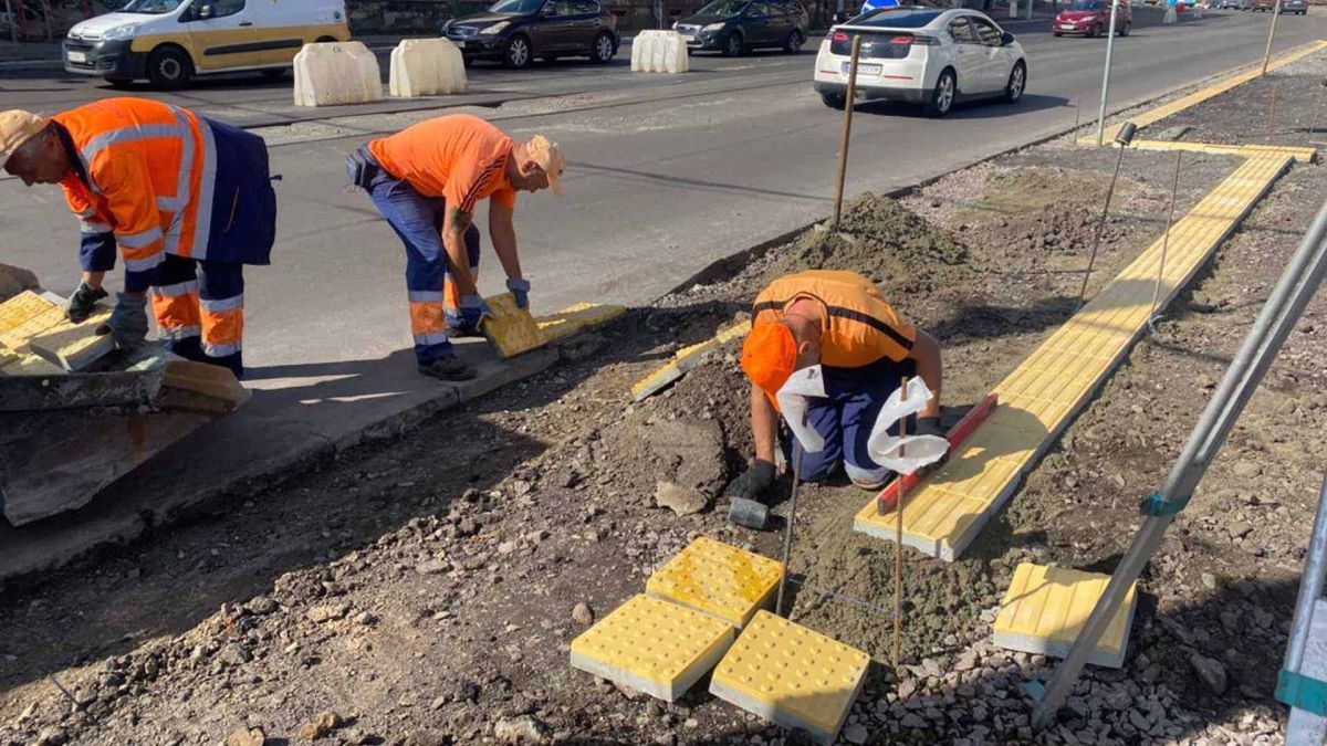 Вознесенський узвіз: безбар'єрний підхід до підприємства для незрячих Робочі у спецодягу ремонтують дорогу