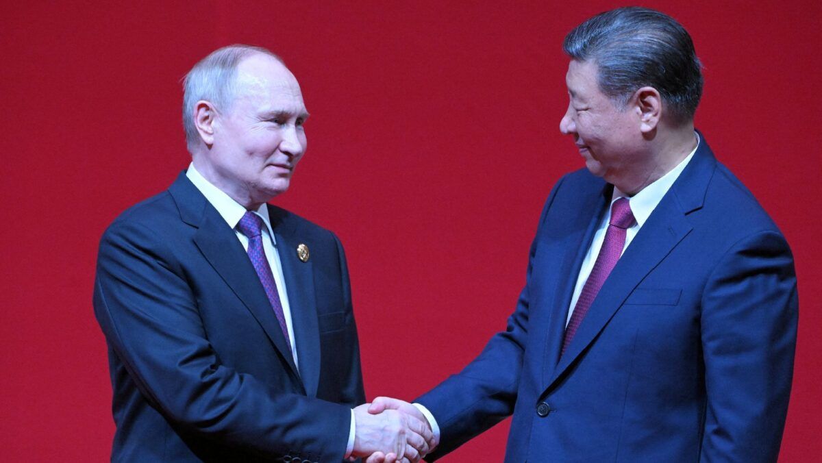 Politico: Китай спростовує чутки про участь у миротворчій місії в Україні Президент Китаю Сі Цзіньпін і керівник Росії Володимир Путін