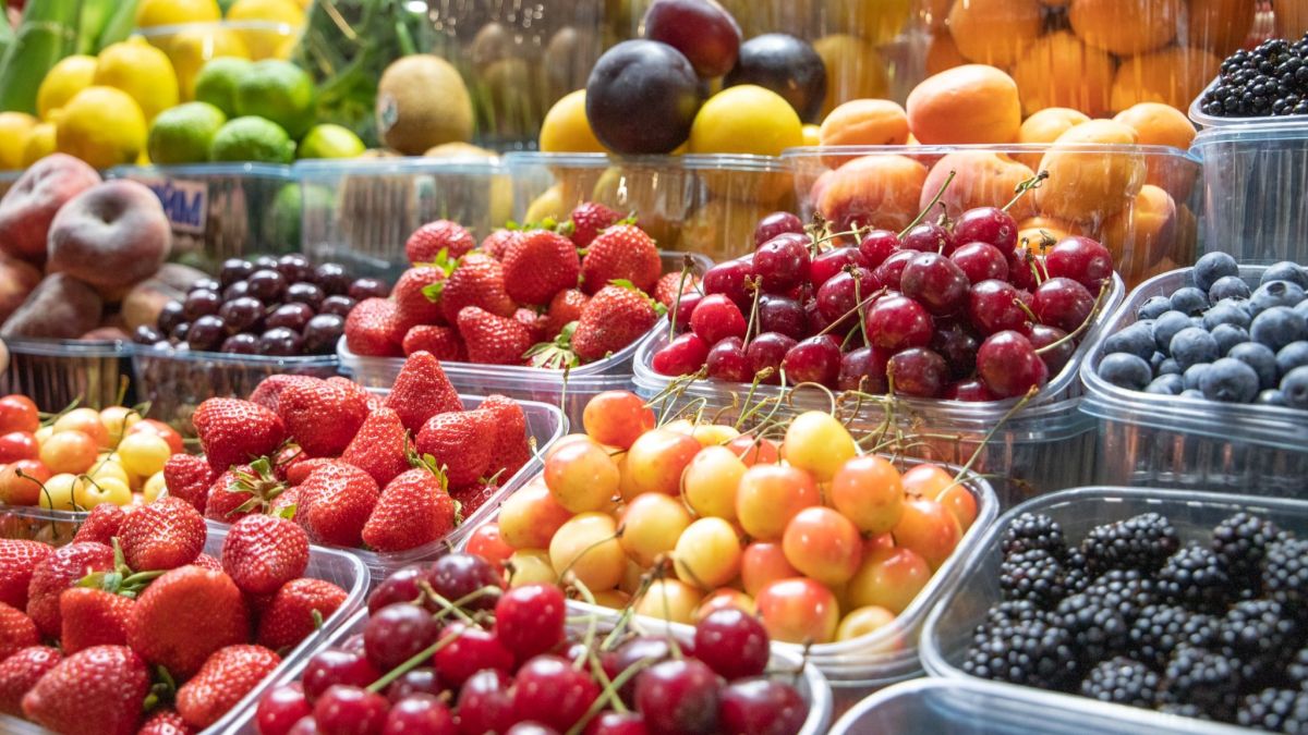 Святошинський район: 4 продуктові ярмарки з 19 по 22 серпня Стіл, вкритий прозорими пластиковими контейнерами з різними ягодами та фруктами