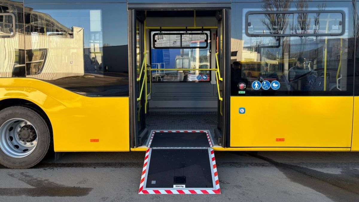 Києву передали 20 нових турецьких автобусів Один із переданих Туреччиною автобусів жовтого кольору