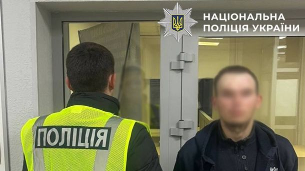 Двох киян судитимуть за напад на військового в Голосієві, їм загрожує 15 років Поліцейський і другий підозрюваний у верхньому одязі в приміщенні