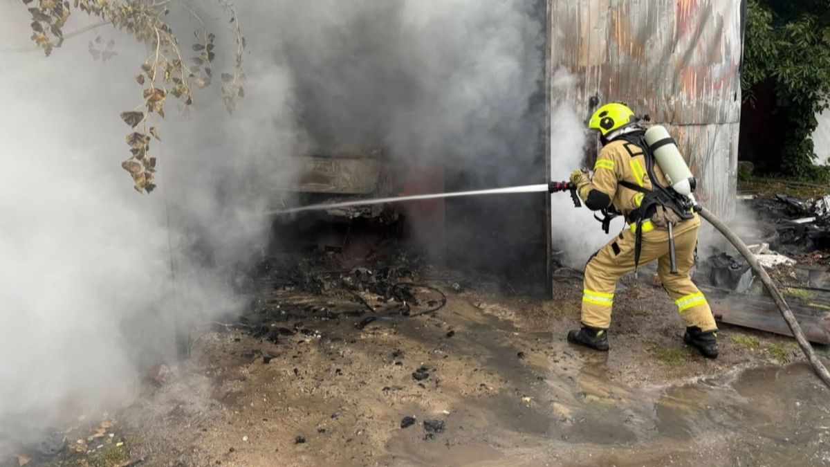У Києві згоріли дві автівки під час пожежі в гаражному боксі на Оболоні Пожежники працюють на місці загоряння автомобілів