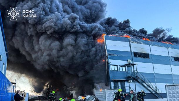ДСНС попереджає: пориви вітру 15–20 м/с у Києві 26–27 квітня Рятувальники ДСНС Києва гасять масштабну пожежу на складі у Київській області