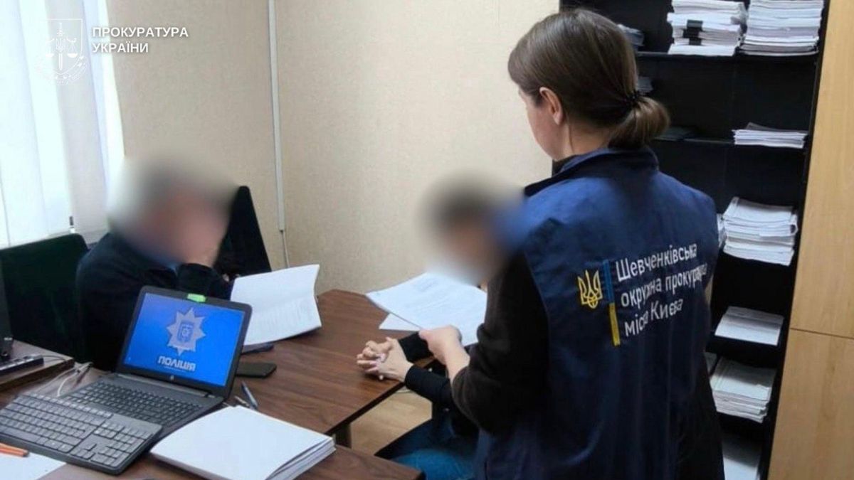 У Києві директорка вкрала 2,2 млн грн під час ремонту медуніверситету Працівниця Шевченківської окружної прокуратури Києва у жилеті з написом вивчає документи за столом разом із поліцейським під час слідчих дій