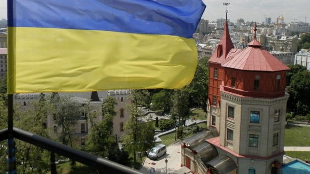 Тенісист Сергій Стаховський передав до музею в Києві врятований експонат із Бахмуту Фотографія музею води в Києві, вид зверху, з великим прапором України на фоні