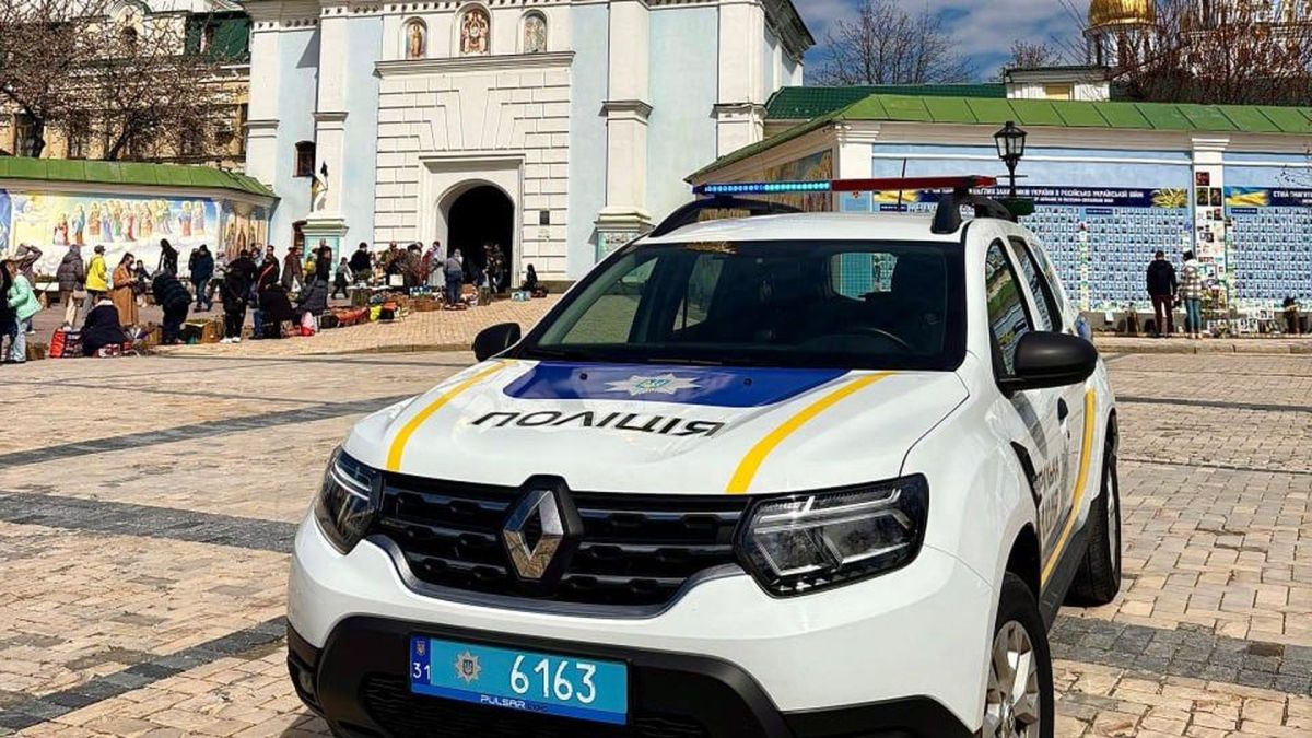 Майже 28 тисяч киян отримали штрафи за неправильне паркування у вересні Автомобіль патрульної поліції у центрі Києва