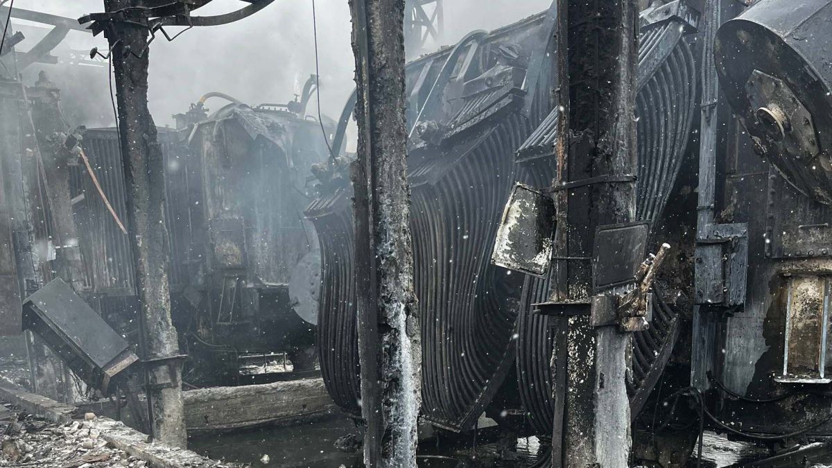 Нічна атака на столицю: є постраждалий та пошкодження, на Лівому березі зникло світло та вода Зруйнована енергостанція