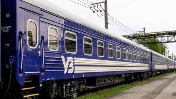 Укрзалізниця запускає додатковий потяг Кременчук — Київ восени Синій пасажирський вагон «Укрзалізниці», що стоїть на залізничній колії