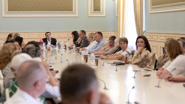 Виставку Івана Марчука в Музеї Києва продовжено до червня 2026 року Учасники засідання міської координаційної ради з питань протидії туберкульозу та ВІЛ за круглим столом у залі КМДА