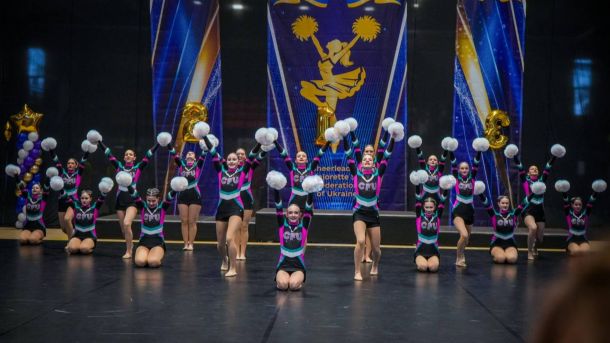Чемпіонат України з черліденгу відбувся в Бучі: клуб MARLI здобув чотири золота Команда юних черлідерок у формі CFU виступає з помпонами на сцені Чемпіонату України з черліденгу в Бучі