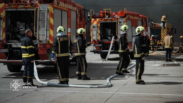 Пожежі в Оболонському та Голосіївському районах після атаки на Київ Кілька пожежних автомобілів ДСНС і рятувальники з рукавами на місці масштабного гасіння після обстрілу