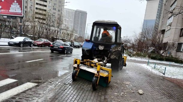 Мороз до -10° і сніг вночі: прогноз погоди у Києві на 24 грудня Снігоприбиральна техніка розчищає тротуари в Києві