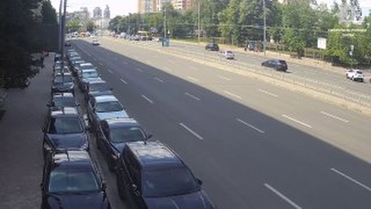 На Печерську водій мотоцикла протаранив поліцейське авто під час втечі Мотопатрульні поліцейські затримують водія мотоцикла Aprilia у Печерському районі Києва після спроби втечі та наїзду на службовий мотоцикл