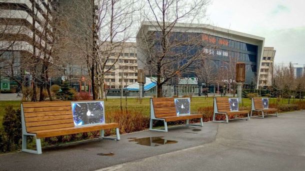 Киян запрошують обрати нові назви для Лаврської вулиці та парку «Юність» Лавки із вбудованою рекламою