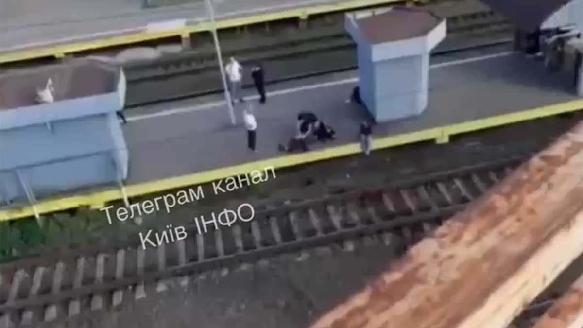 Падіння підлітка з потяга на станції «Київ-Волинський»: поліція повідомила деталі Постраждалий підліток на станції «Київ-Волинський»