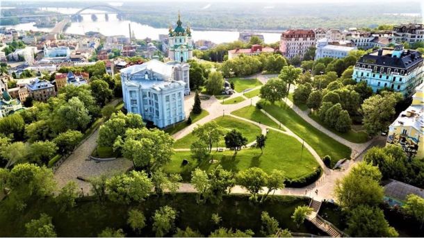 Київські лікарі розповіли, як захистити дитину від перегріву влітку Аерофото зелених схилів Старокиївської гори з Андріївською церквою біля Пейзажної алеї у Києві, де планують підземний паркінг